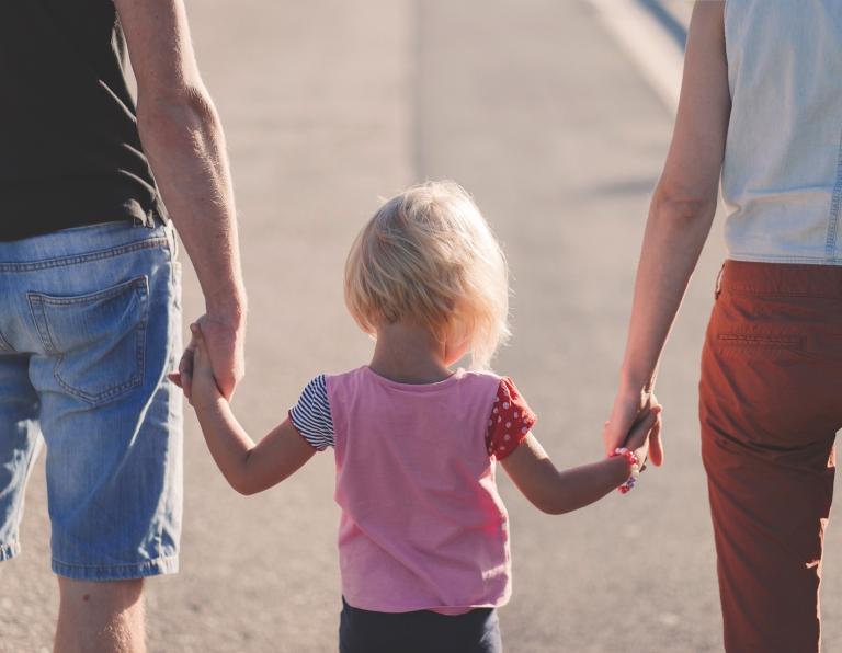 Uprawnienia rodzicielskie przy adopcji - urlop ojcowski i macierzyński