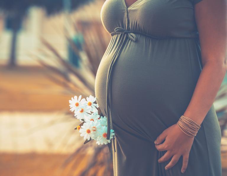 Umowa na zastępstwo a ciąża i otrzymanie zasiłku macierzyńskiego