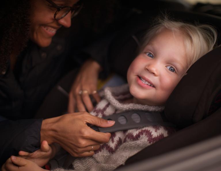 Prawidłowe przewożenie dziecka w samochodzie