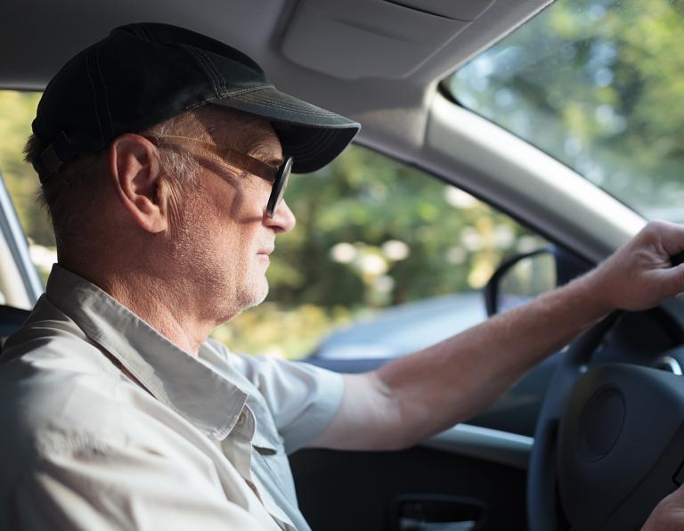 Czy możliwe jest odebranie prawa jazdy starszej osobie?