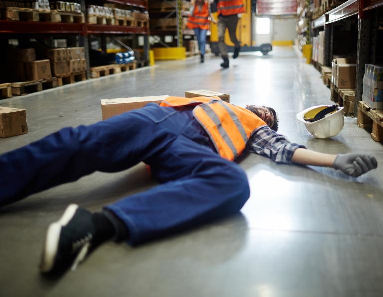 Wypadek przy pracy pod wpływem alkoholu a świadczenia wypadkowe