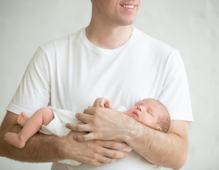 Opieka nad żoną po porodzie – z jakich urlopów mogą skorzystać ojcowie?