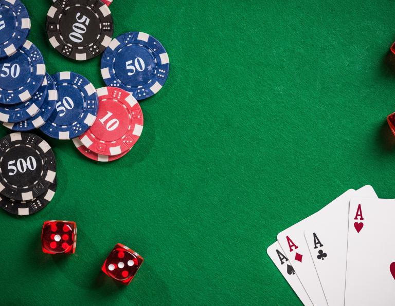 Jaką rolę w kasynie odgrywa krupier i kto może nim zostać?