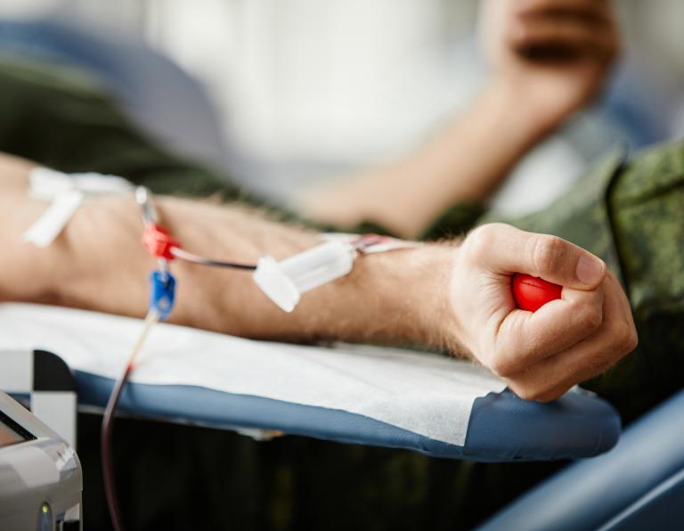 Oddanie krwi po godzinach pracy – czy nadal przysługuje dzień wolny do wybrania?