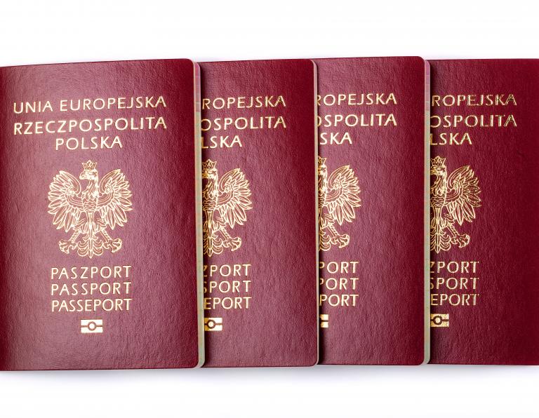 Drugi paszport – kiedy jest potrzebny? Jak można go uzyskać?