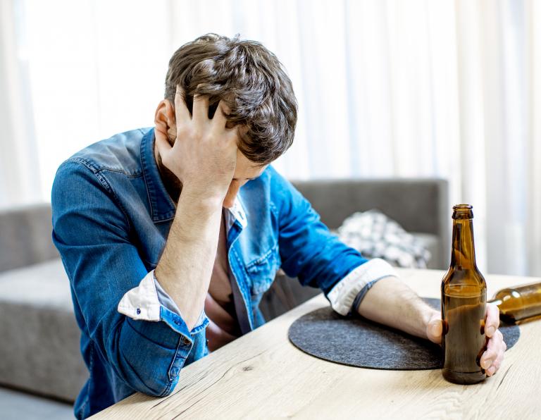 Niezdolność do pracy spowodowana nadużyciem alkoholu 